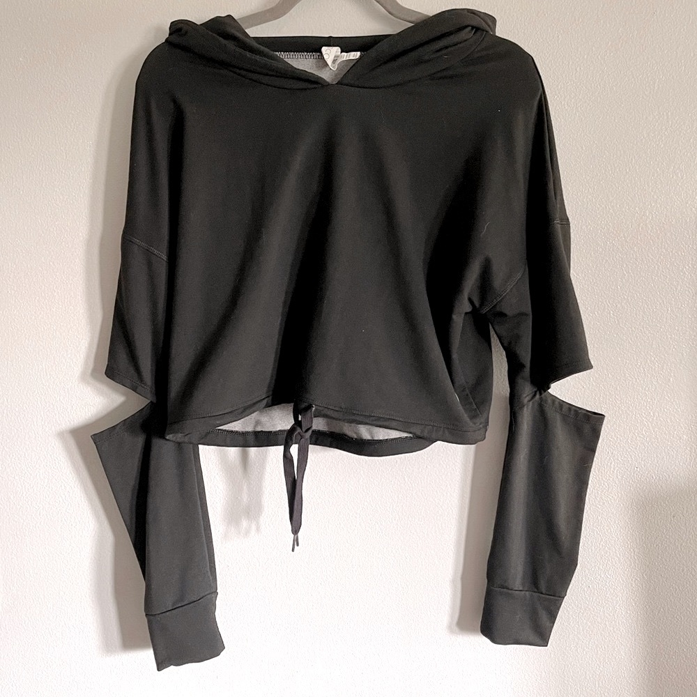 Scorpio Sol • cropped athletic sweatshirt • workout clothes • yoga • activewear